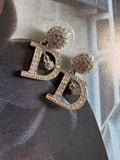 Dior – kolczyki D z kryształkami, era Johna Galliano