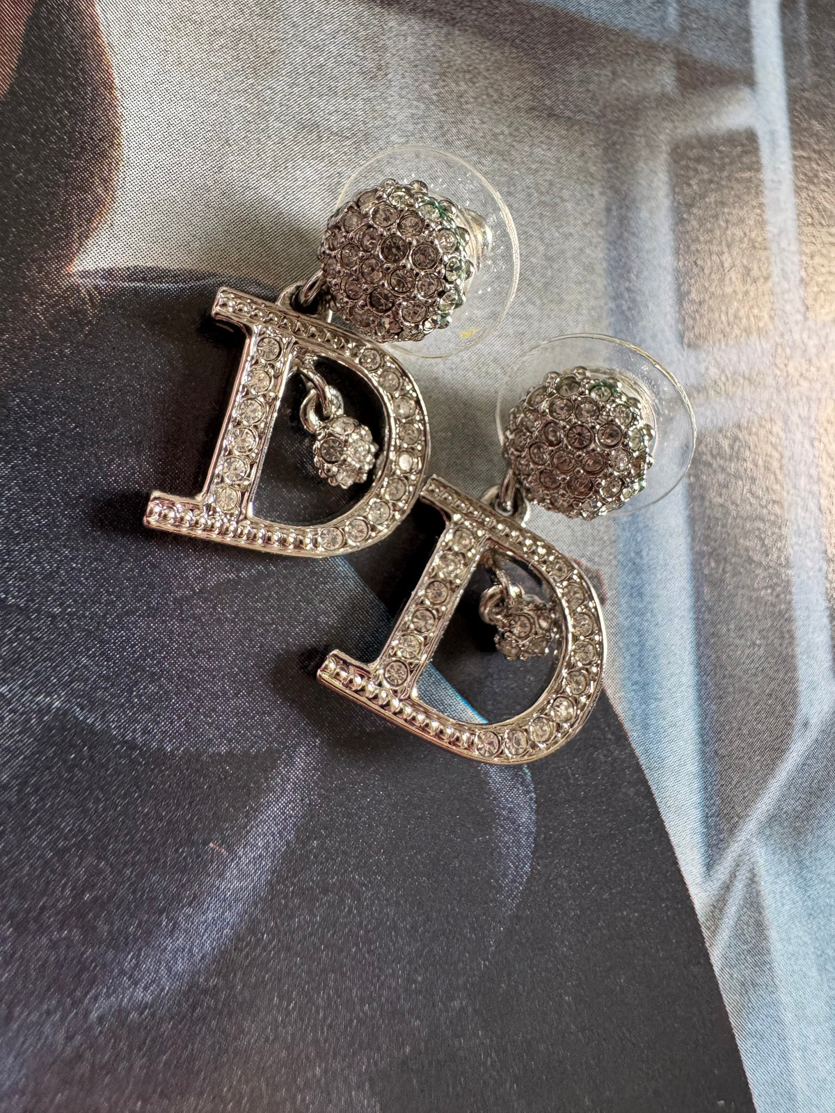 Dior – kolczyki D z kryształkami, era Johna Galliano