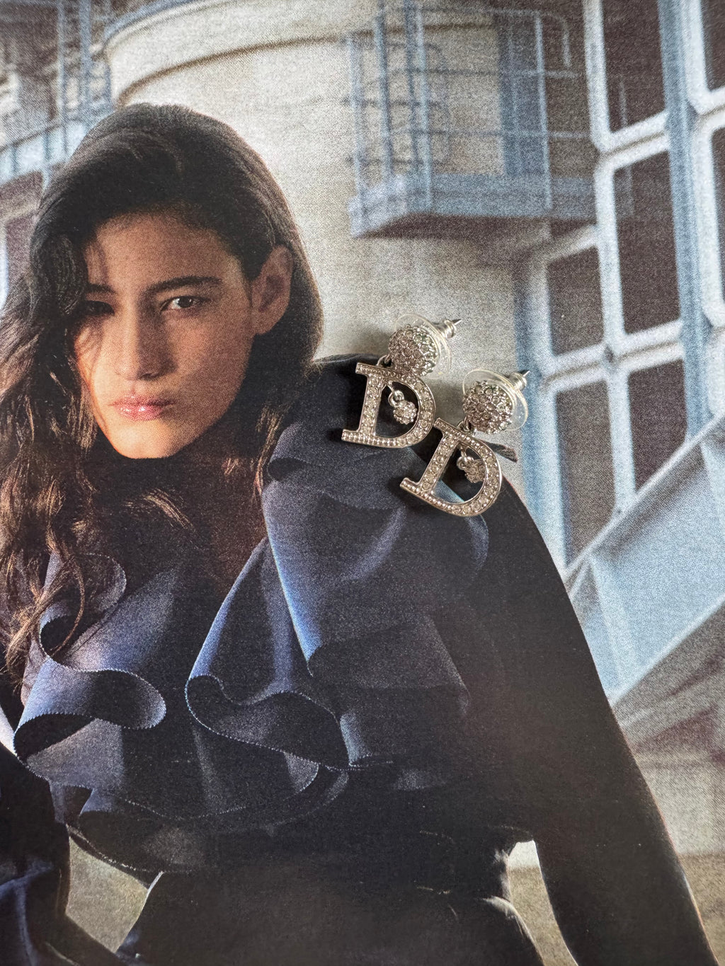 Dior – kolczyki D z kryształkami, era Johna Galliano