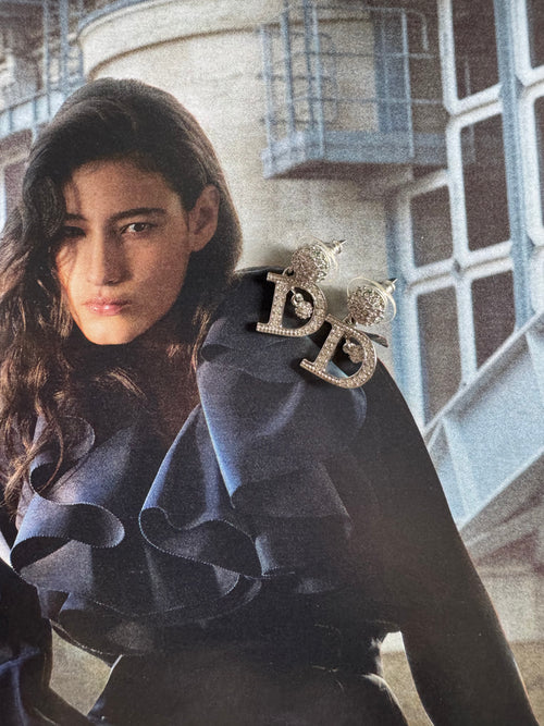 Dior – kolczyki D z kryształkami, era Johna Galliano