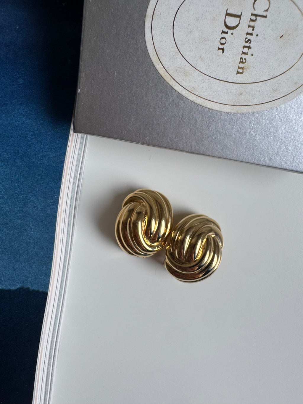 Vintage Christian Dior – złote kolczyki klipsy