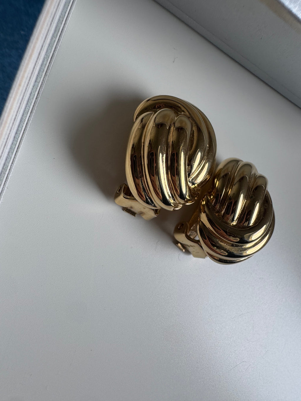 Vintage Christian Dior – złote kolczyki klipsy
