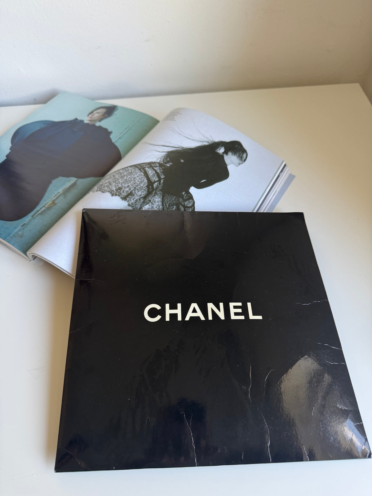 Vintage CHANEL – jedwabna apaszka z motywem biżuterii