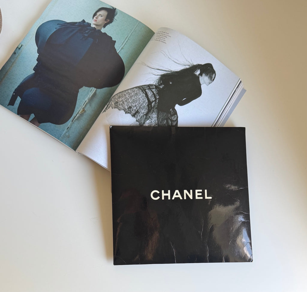 Vintage CHANEL – jedwabna apaszka z motywem biżuterii