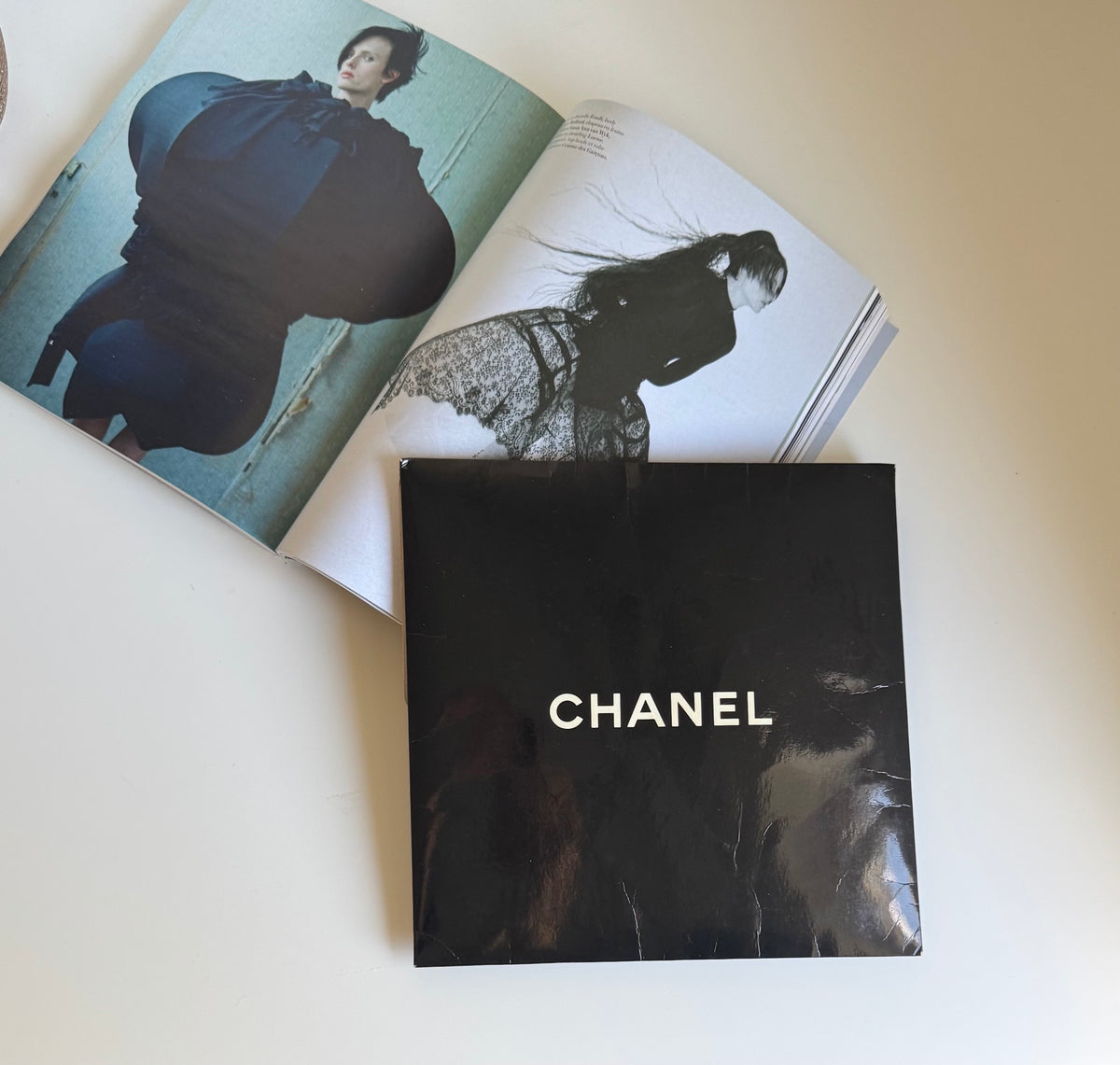 Vintage CHANEL – jedwabna apaszka z motywem biżuterii