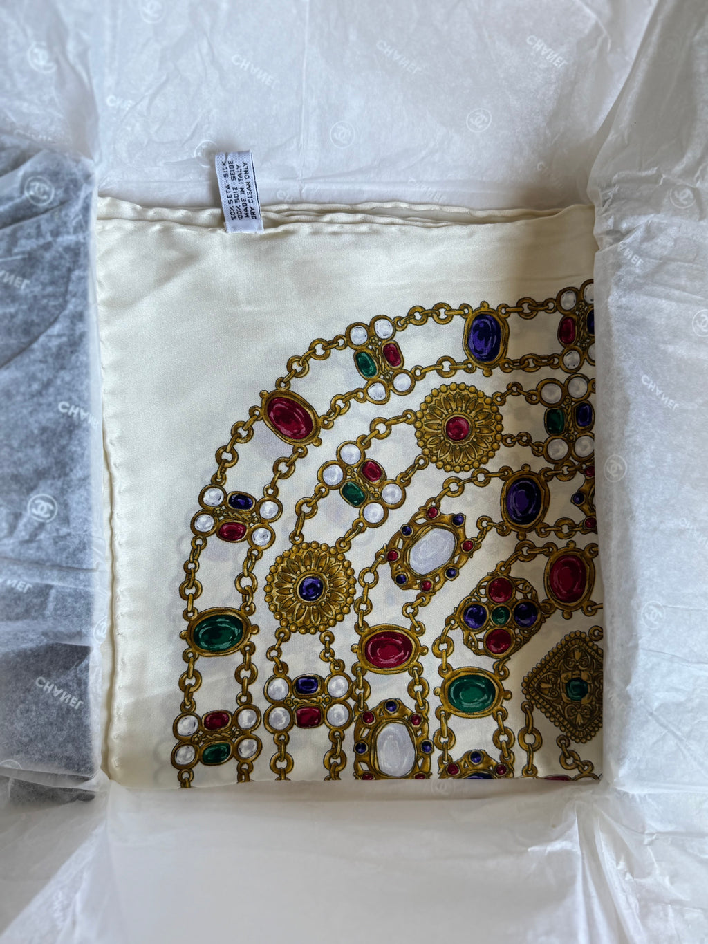 Vintage CHANEL – jedwabna apaszka z motywem biżuterii