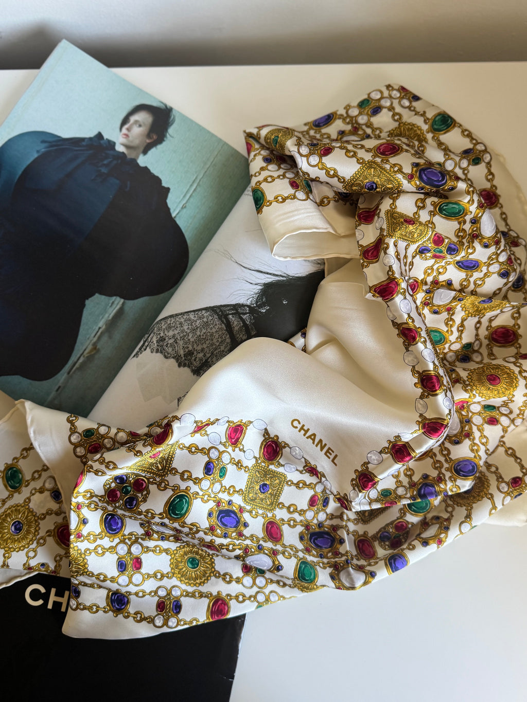 Vintage CHANEL – jedwabna apaszka z motywem biżuterii
