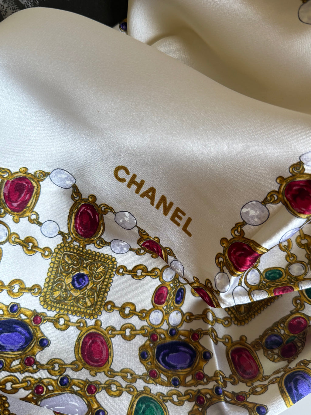 Vintage CHANEL – jedwabna apaszka z motywem biżuterii