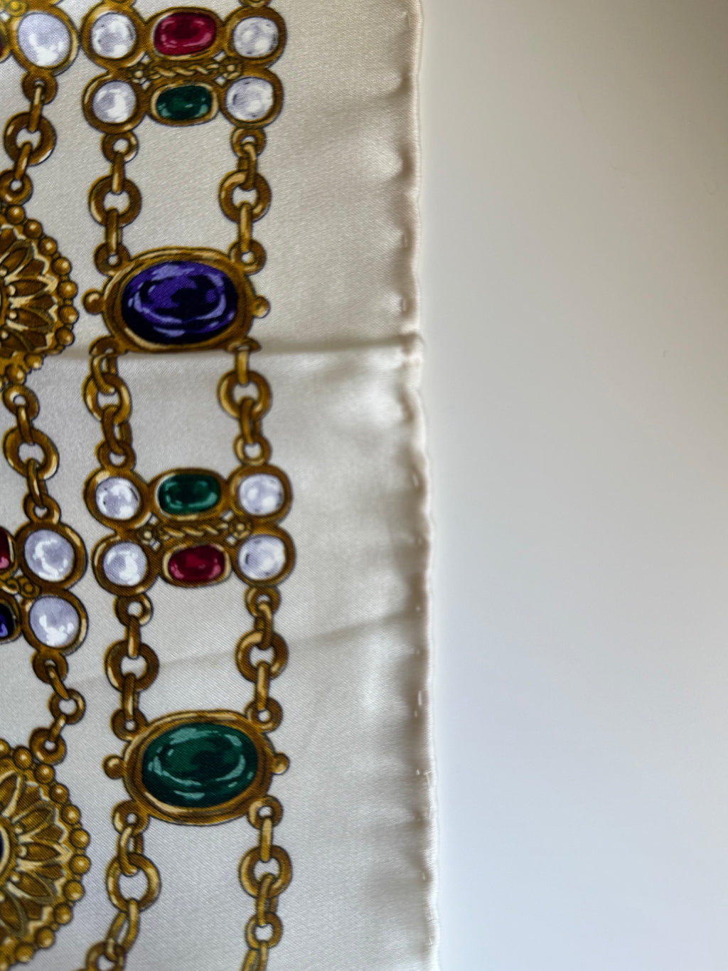 Vintage CHANEL – jedwabna apaszka z motywem biżuterii