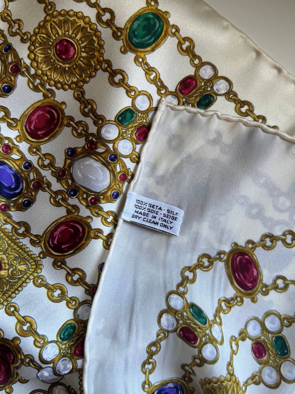 Vintage CHANEL – jedwabna apaszka z motywem biżuterii