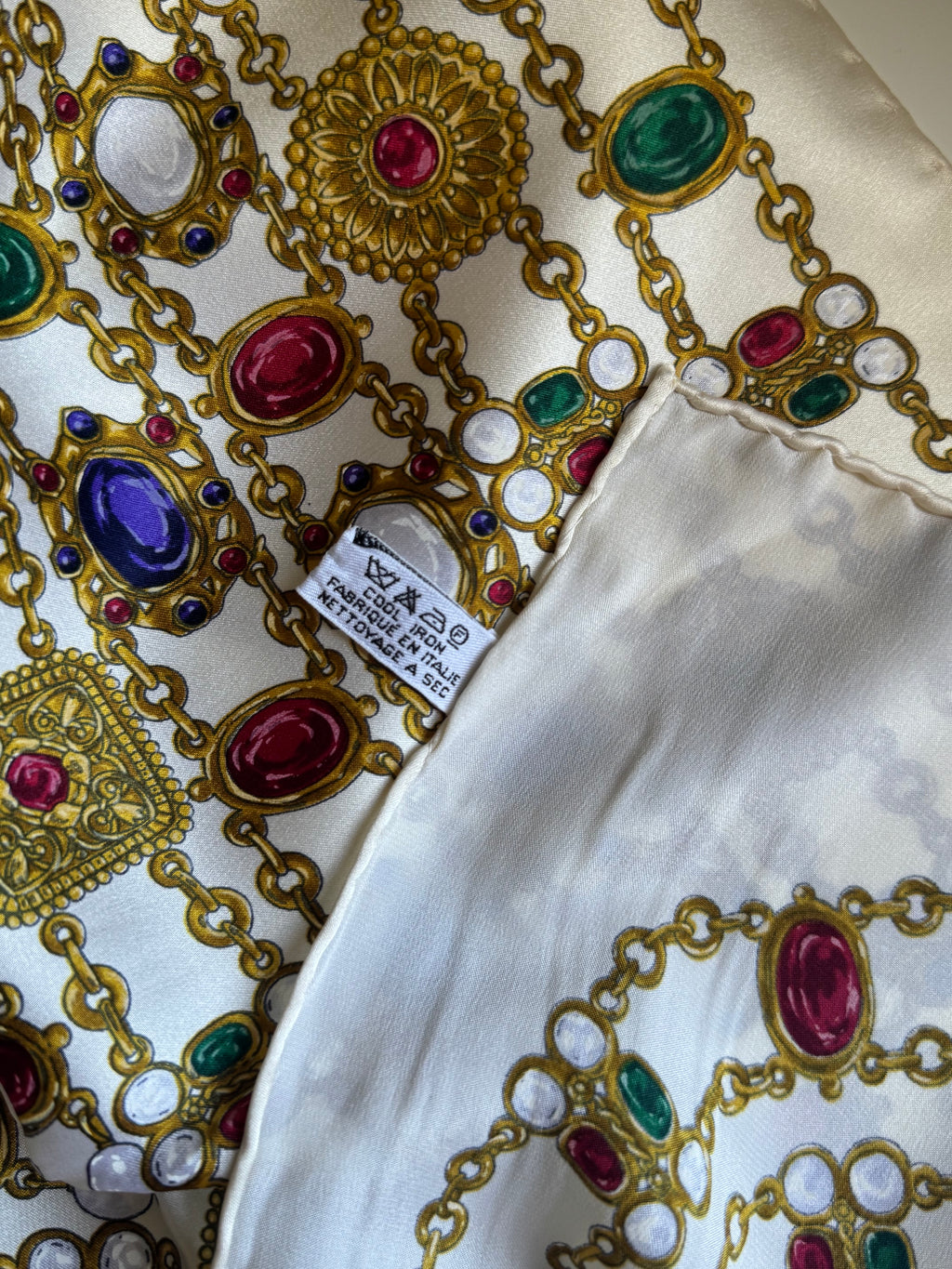 Vintage CHANEL – jedwabna apaszka z motywem biżuterii