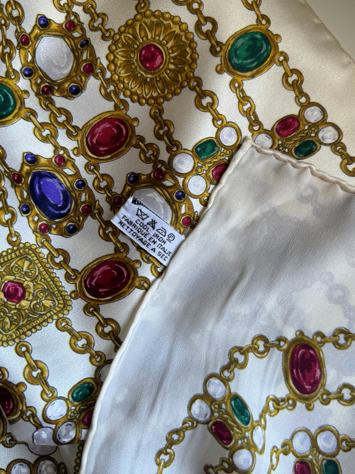 Vintage CHANEL – jedwabna apaszka z motywem biżuterii