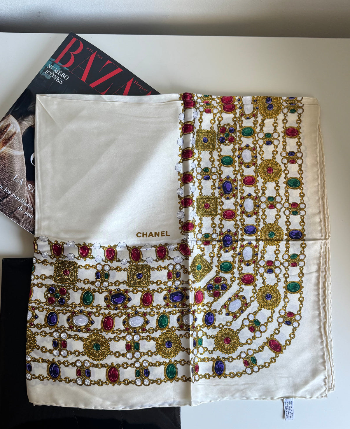 Vintage CHANEL – jedwabna apaszka z motywem biżuterii