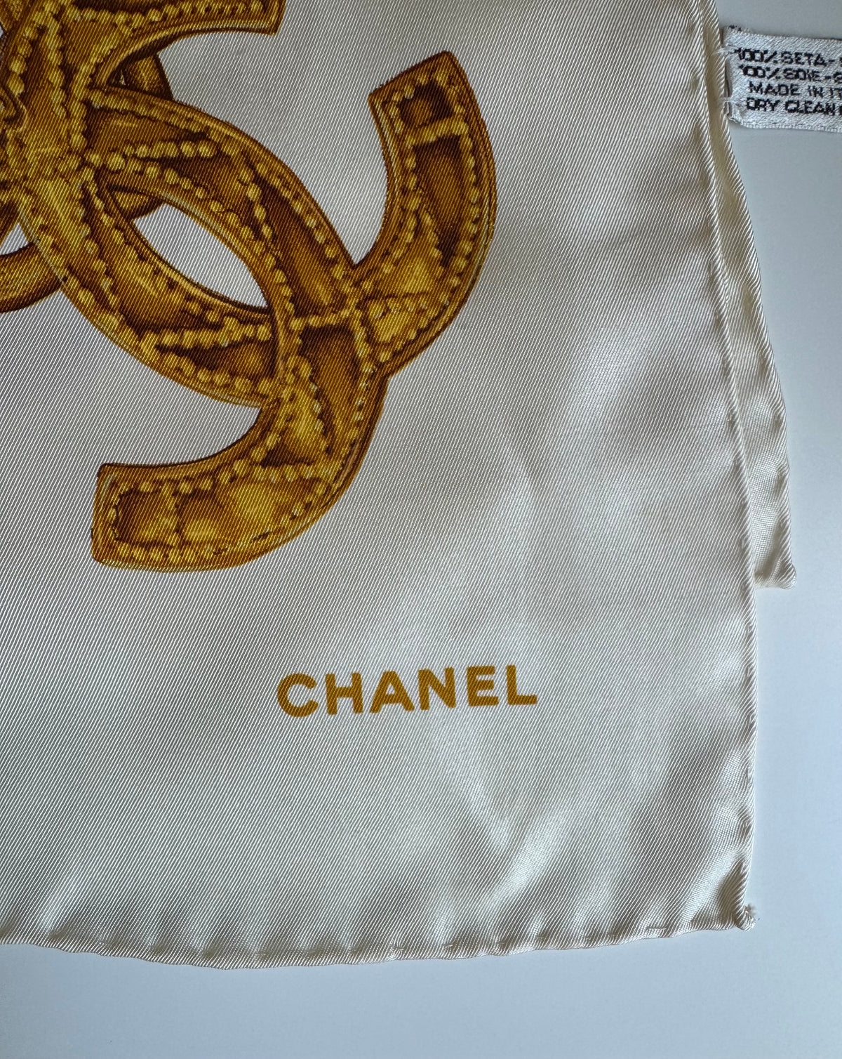 Vintage Chanel Silk Scarf – Gold Chain &amp; CC Motif – 98 × 98 cm