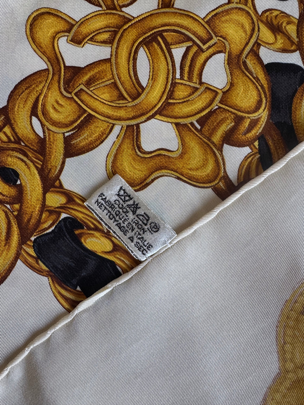 Vintage Chanel Silk Scarf – Gold Chain &amp; CC Motif – 98 × 98 cm