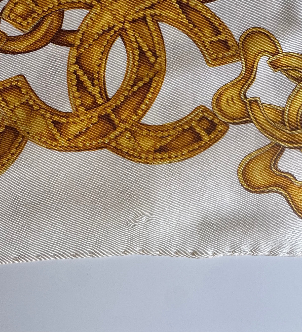 Vintage Chanel Silk Scarf – Gold Chain &amp; CC Motif – 98 × 98 cm