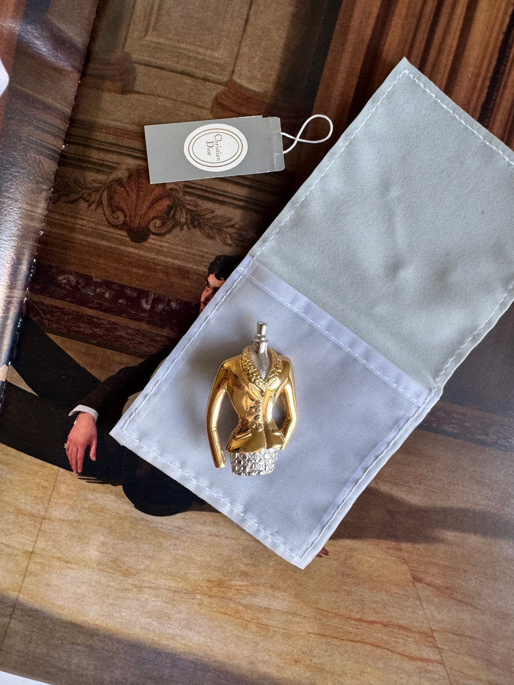 Vintage Christian Dior – kolekcjonerska broszka inspirowana Bar Jacket