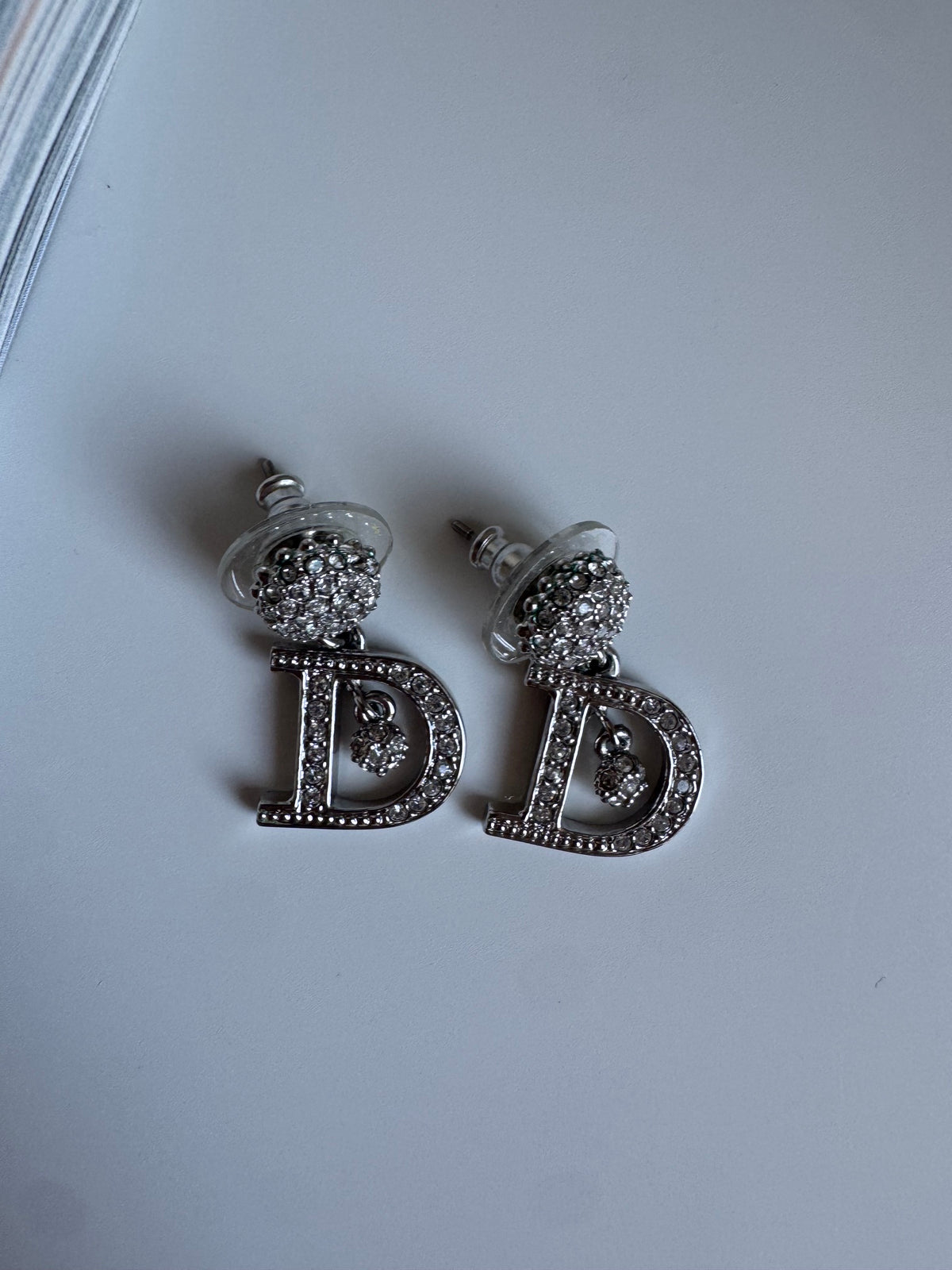 Dior – kolczyki D z kryształkami, era Johna Galliano