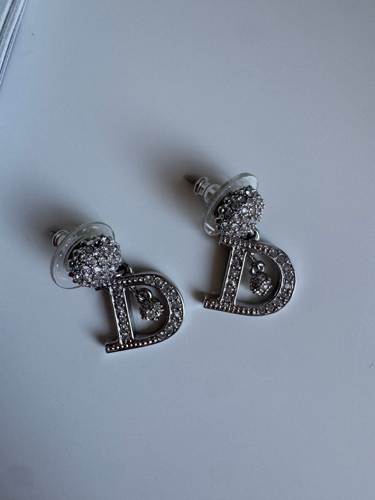Dior – kolczyki D z kryształkami, era Johna Galliano